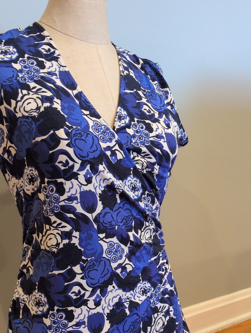 Boden Blue Floral V-Neck Short Sleeve Top W8(EU12) - Picture 3 of 11